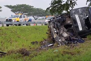 Bus Indorent Tabrak Truk di Tol Ngawi, Pramugari Tewas, 33 Orang Terluka