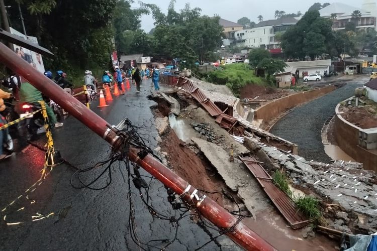 Tebing longsor di Batutulis, Bogor, Jawa Barat pada Kamis (16/11/2023).