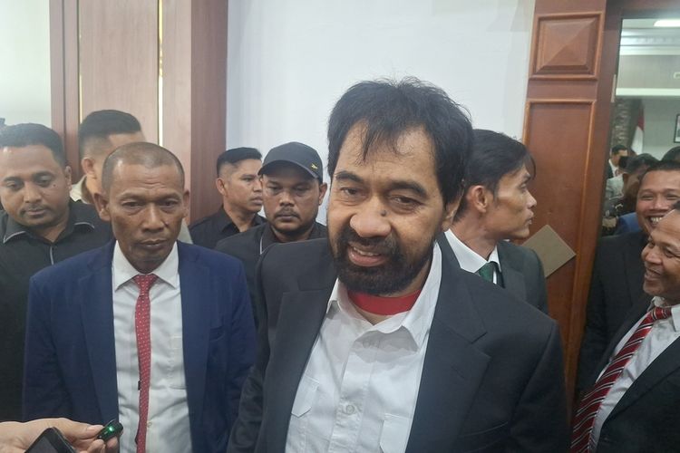 Gubernur Aceh, Muzakir Manaf (Mualem), saat diwawancarai awak media usai menetapkan Status Siaga Darurat Bencana Aceh Tahun 2025 di Kantor DPR Aceh.
