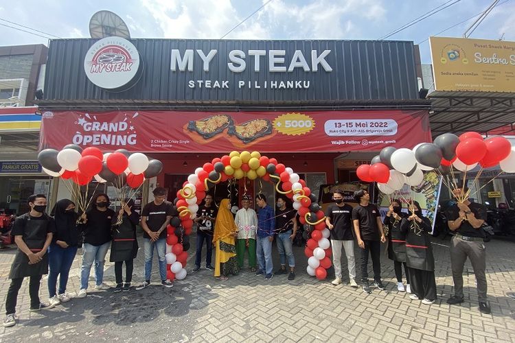 Salah satu mitra Steak Indonesia di yang berhasil membuka bisnis franchise dengan nama My Steak di Gresik, Jawa Timur. 