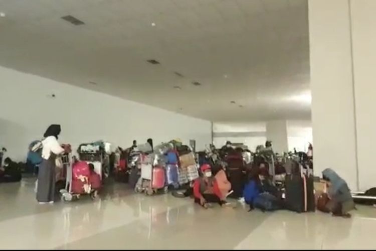 Suasana penumpang dari luar negeri di Bandara Soekarno-Hatta, Kota Tangerang, Sabtu (20/12/2021).
