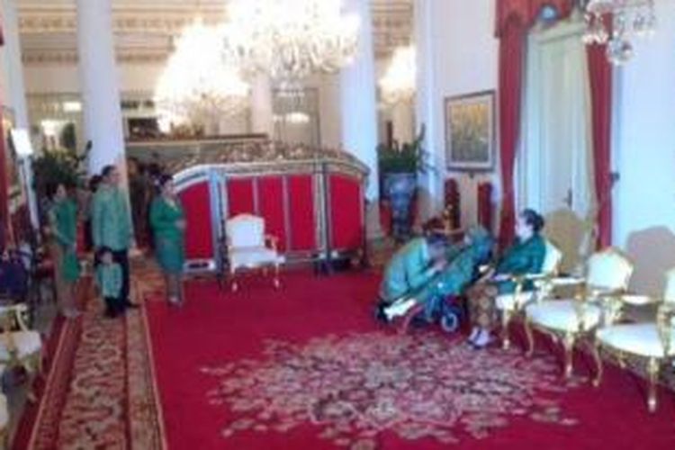 Presiden Susilo Bambang Yudhoyono beserta keluarga besar melakukan tradisi sungkem di Istana Negara, Jakarta, Senin (28/7/2014)