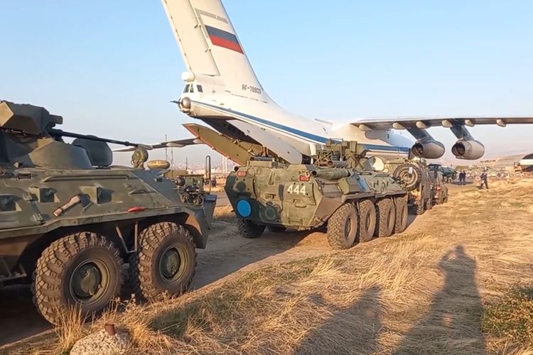 Salah satu dari 20 unit pesawat Ilyushin Il-76 dengan kendaraan lapis baja di sampingnya tiba di Yerevan, Armenia. Sebanyak 400 tentara penjaga perdamaian Rusia sudah tiba di Armenia, dalam melaksanakan misi mereka menjaga gencatan senjata antara Armenia dan Azerbaijan di Nagorno-Karabakh.