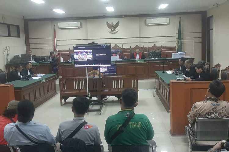 Sidang perdana kasus pemotongan insentif pajak sidoarjo dengan terdakwa Eks Bupati Sidoarjo Ahmad Muhdlor Ali di Pengadilan Tipikor Surabaya, Senin (30/9/2024).
