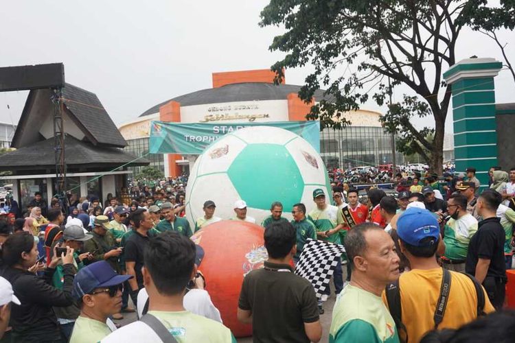 Bupati Bandung Dadang Supriatna dan Sekertaris PSSI Ratu Tisa saat menyambut Tropi Piala Dunia di Soreang, Kabupaten Bandung pada Senin (23/10/2023)