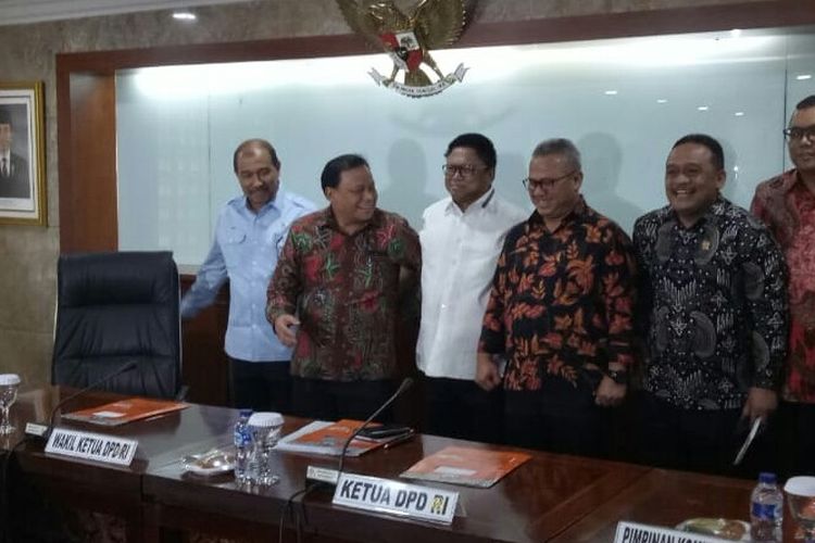 Ketua KPU Arief Budiman, Ketua Bawaslu Abhan, dan Ketua DPD Oesman Sapta Odang di Kompleks Parlemen, Senayan, Jakarta, Selasa (24/7/2018)