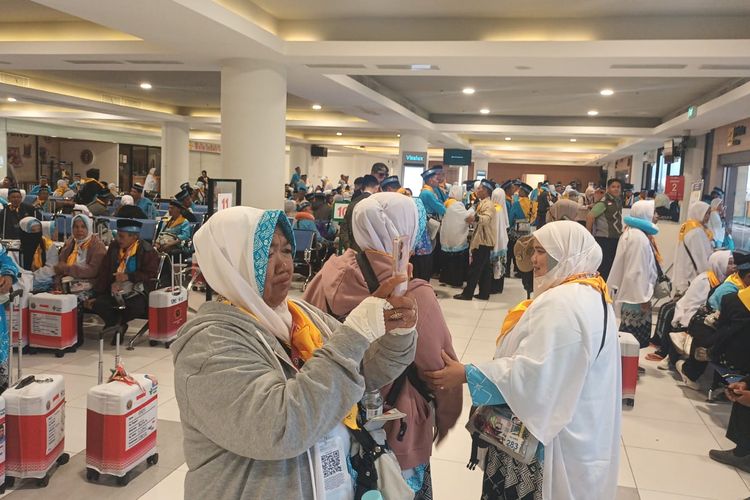 Pesawat Haji Embarkasi Batam Sempat Alami Kendala Teknis, 440 Jemaah Kini Tiba Selamat di Madinah