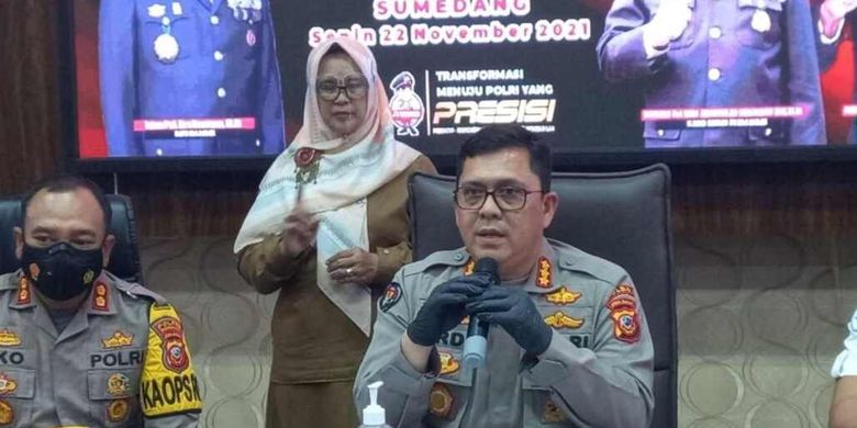 Kepala Bidang Humas Polda Jabar Kombes Polisi Erdi Adrimulan Chaniago menyampaikan keterangan pers terkait kasus Yana Cadas Pangeran, Sumedang, Senin (22/11/2021). 