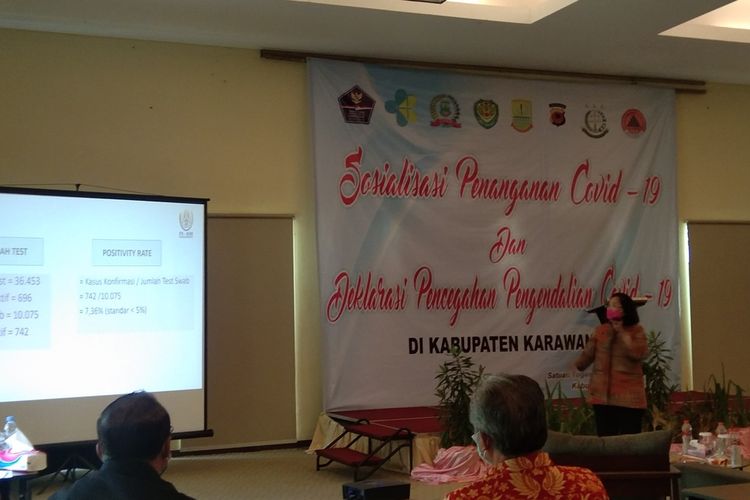 Plt Kadinkes Karawang Nanik Jodjana memberikan pengarahan pada sosialisasi pencegahan Covid-19 di industri di Hotel Aksaya, Telukjambe Timur, Karawang, Kamis (1/10/2020).