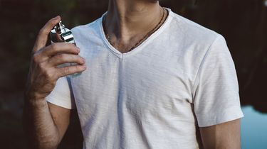 Benarkah Kebiasaan Semprot Parfum di Leher Berisiko Kanker Tiroid? 