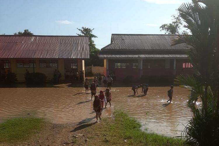 Salah satu sekolah SD di Sembakung Nunukan Kaltara yang mulai terendam banjir kiriman Malaysia. Banjir rutin terjadi setiap tahun dan Pemkab terus menetapkan tanggap darurat setiap tahunnya