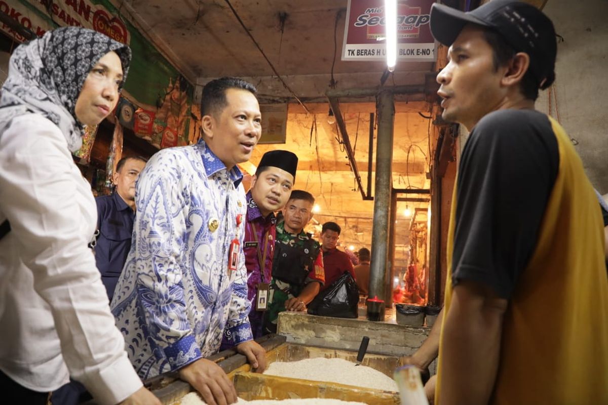 Pj Bupati Tangerang Andi Ony mengecek operasi pasar beras murah di Pasar Curug, Tangerang, Banten, Kamis (15/2/24). Operasi pasar beras murah ini digelar oleh Pemerintah Kabupaten (Pemkab) Tangerang bekerjasama dengan Perumda Pasar Niaga Kerta Raharja (NKR), Bulog, dan Dinas Perindustrian Perdagangan Kabupaten Tangerang.