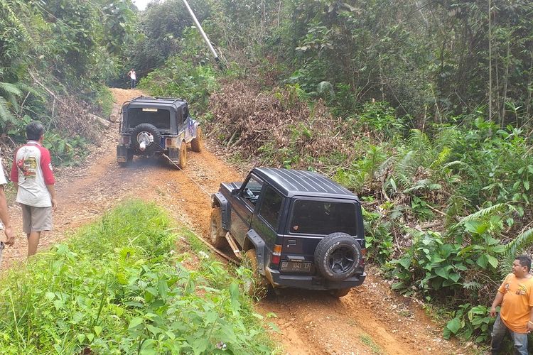 Salah satu mobil off road harus ditarik dengan menggunakan winch mobil lainnya, karena tidak bisa melewati tanjakan.