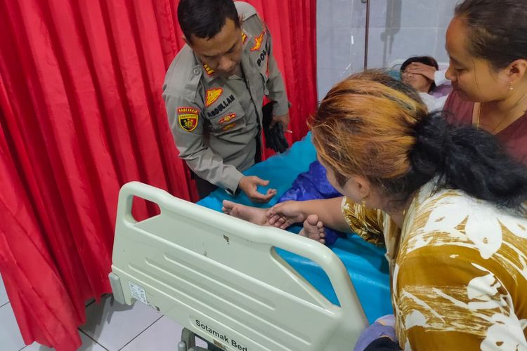 Foto: Penanganan medis pertama kali ketika korban hilang di Pegunungan Argopuro pada Sabtu (29/4/2023).