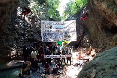 Mahasiswa Bentang Spanduk Tolak Omnibus Law di Tebing Karts Air Terjun Berambai