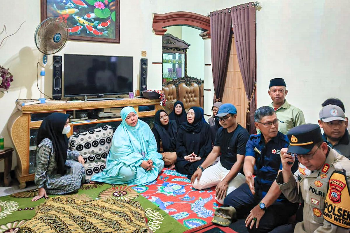 Petugas mendatangi rumah duka korban keributan rentenir vs warga di Kabupaten Bandung Barat, Jawa Barat, Rabu (14/10/2025).