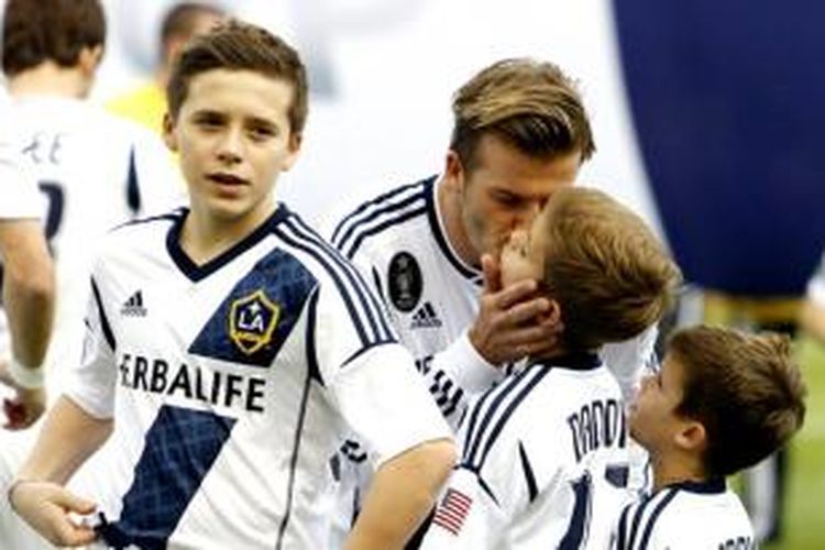 Brooklyn (15), putra sulung David Beckham, menolak tawaran Chelsea dan Manchester United untuk bergabung dengan Arsenal.