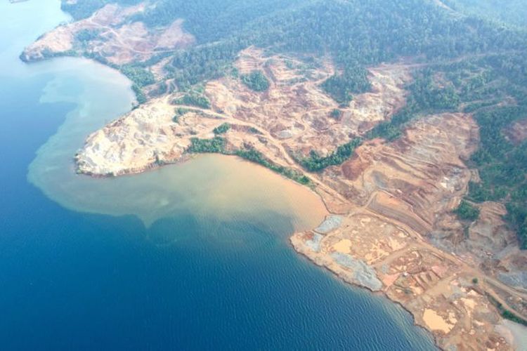 Limbah nikel di sebuah kawasan tambang di Konawe Utara mencemari laut.
