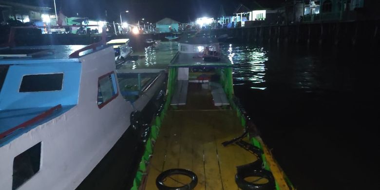 Satu kapal kayu yang berhasil dibawa ke dermaga Binalawan pasca tabrakan Minggu (14/4/2024)  malam 