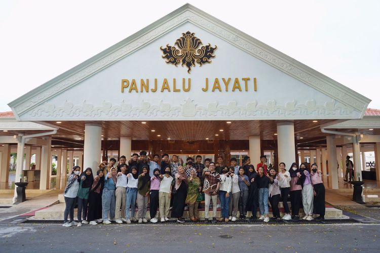 Bupati Kediri Hanindhito Himawan Pramana atau Mas Dhito berfoto bersama siswa kelas 8A SMPN 2 Pare di Pendopo Panjalu Jayati, Kota Kediri, Jawa Timur, Sabtu (22/7/2023).
