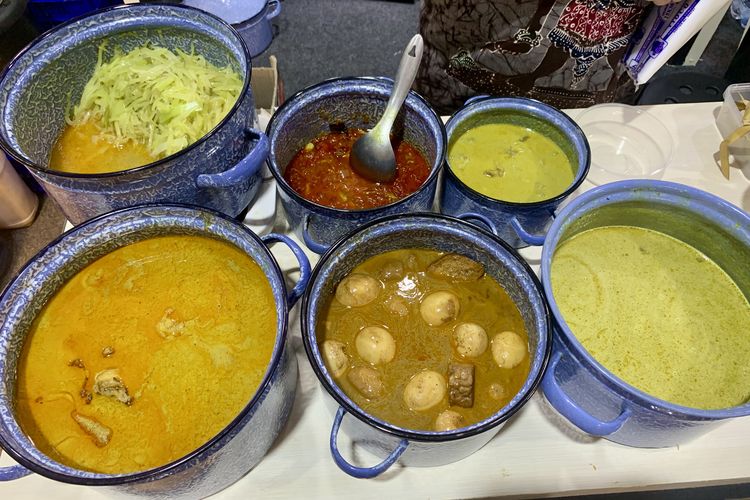 Bila ingin menyicip ketupat cap go meh di Jakarta, coba datang ke Ketupat Sayur Ny Kartika Tjandra. Warung makan halal ini sudah buka sejak 1965.