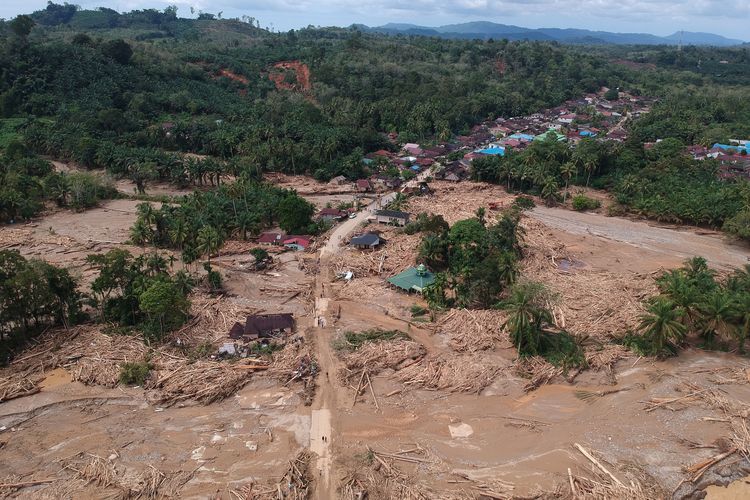 Foto udara permukiman warga terdampak banjir bandang di Desa Aek Garoga, Kecamatan Batang Toru, Kabupaten Tapanuli Selatan, Sumatera Utara, Sabtu (29/11/2025). YLBHI dan Greenpeace menuntut Menteri Lingkungan Hidup, Kehutanan, dan ESDM bertanggung jawab atas bencana di Sumatera.