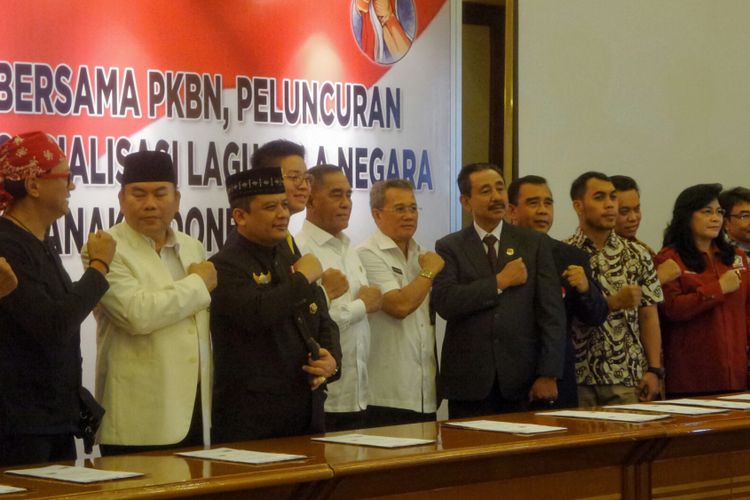 Menteri Pertahanan Ryamizard Ryacudu berfoto bersama perwakilan kementerian/lembaga, komunitas dan ormas usai menandatangani MoU pelaksanaan program bela negara di Kementerian Pertahanan, Jakarta Pusat, Rabu (21/6/2017).