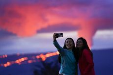 Warga Hawaii Beramai-ramai Tonton Letusan Mauna Loa yang Langka