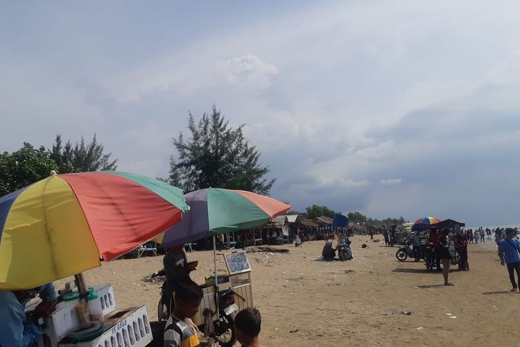 Masyarakat memadati Pantai Bantayan, di Kecamatan Seunuddon, Kabupaten Aceh Utara