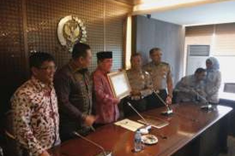 Bripka Seladi saat bertemu Ketua DPR Ade Komarudin di Kompleks Parlemen Senayan, Jakarta, Senin (23/5/2016).