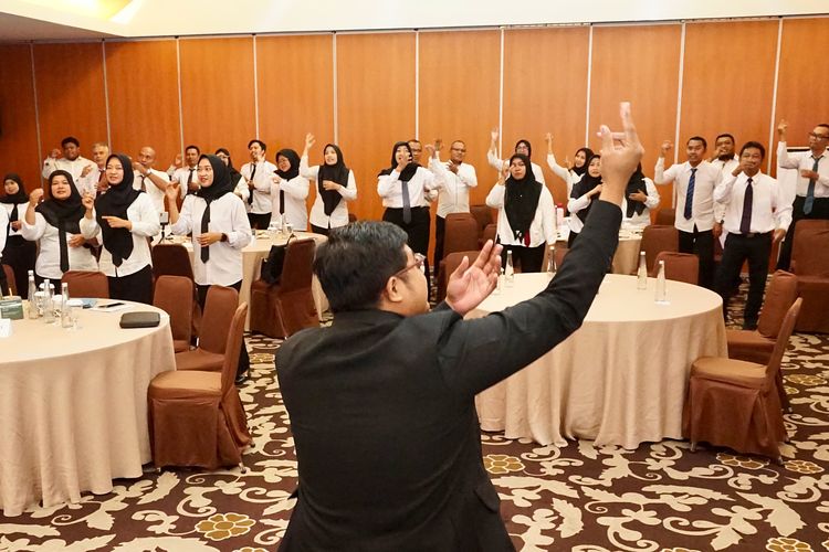 Pegawai Pemkab Banyuwangi mengikuti pelatihan bahasa isyarat dasar. 