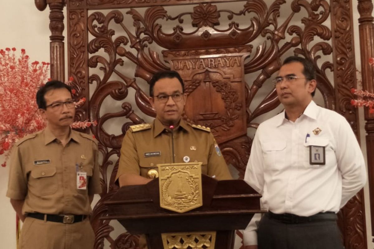 (Kiri ke kanan) Kepala Inspektorat DKI Jakarta Michael Rolandi, Gubernur DKI Jakarta Anies Baswedan, dan Kepala BPK Perwakilan DKI Jakarta Yuan Candra Djaisin di Balai Kota DKI Jakarta, Senin (4/2/2019).