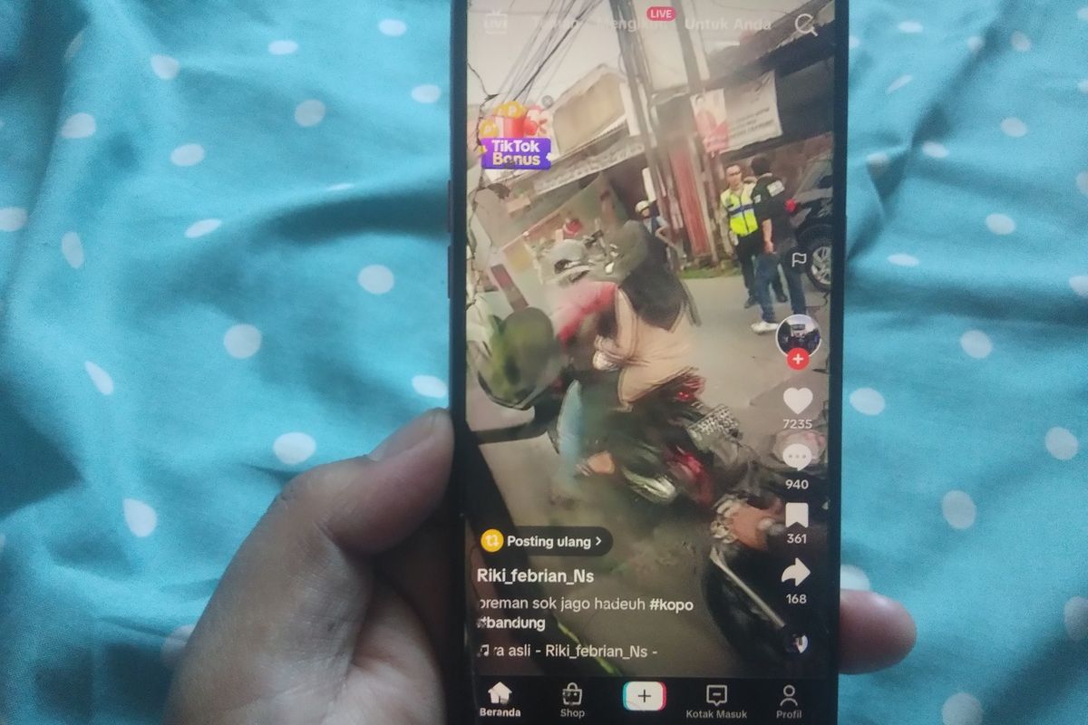 Tangkapan layar video aksi dua orang pria yang menantang berkelahi anggota polisi di Taman Kopo Indah (TKI) Desa Margahayu Selatan, Kecamatan Margahayu, Kabupaten Bandung, Jawa Barat.