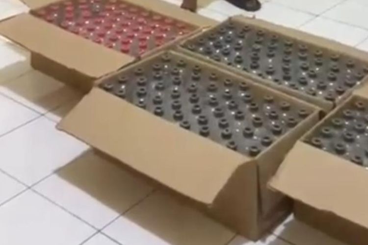 Polisi Amankan 255 Botol Arak Bali Ilegal di Pintu Exit Tol Pasuruan 