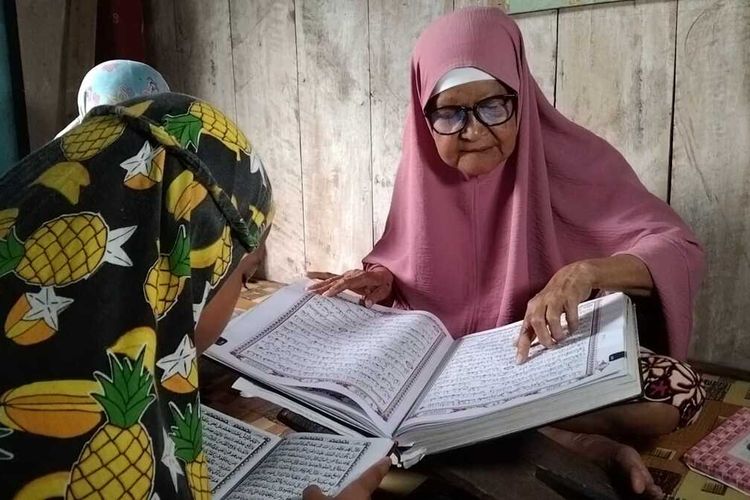 Nenek Hasinah, seorang guru mengaji di Kota Baubau, Sulawesi Tenggara. Ia NAik HAji setelah menabung puluhan tahun dari hasil mengajar sebagai guru mengaji
