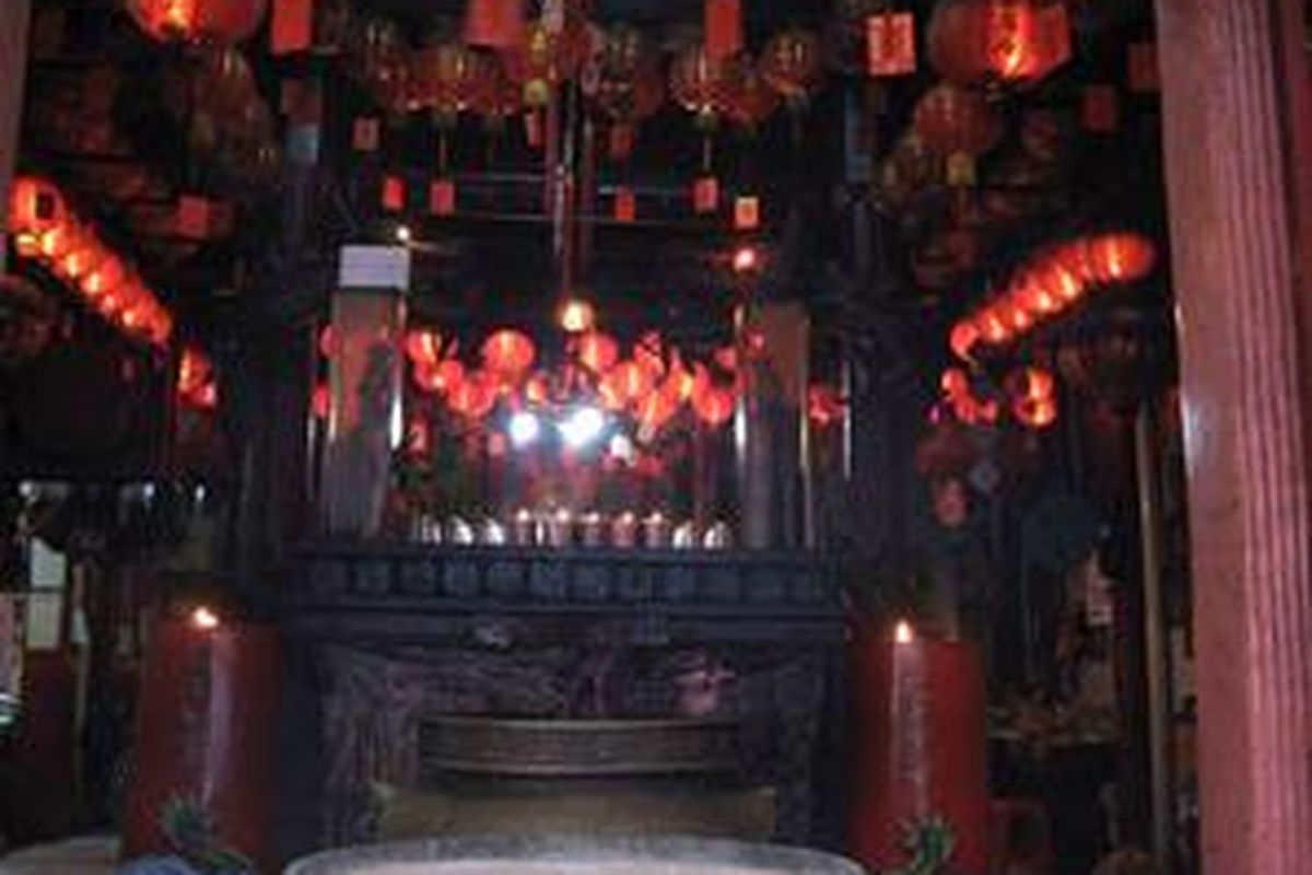 Tampak depan Vihara Dharma Jaya (Sin Tek Bio) di Pasar Baru, Jakarta Pusat. Vihara ini yang dikungkung bangunan baru ini berasal dari tahun 1698.