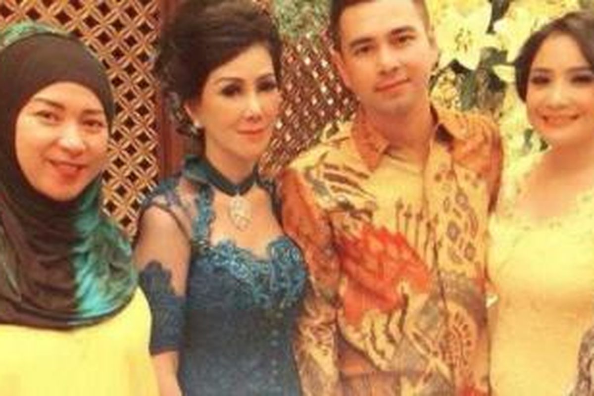 Raffi Ahmad (kedua dari kanan) dan Nagita Slavina (paling kanan) ditemani oleh ibu Raffi, Amy Qanita (kedua dari kiri), dan Melly Goeslaw (paling kiri)