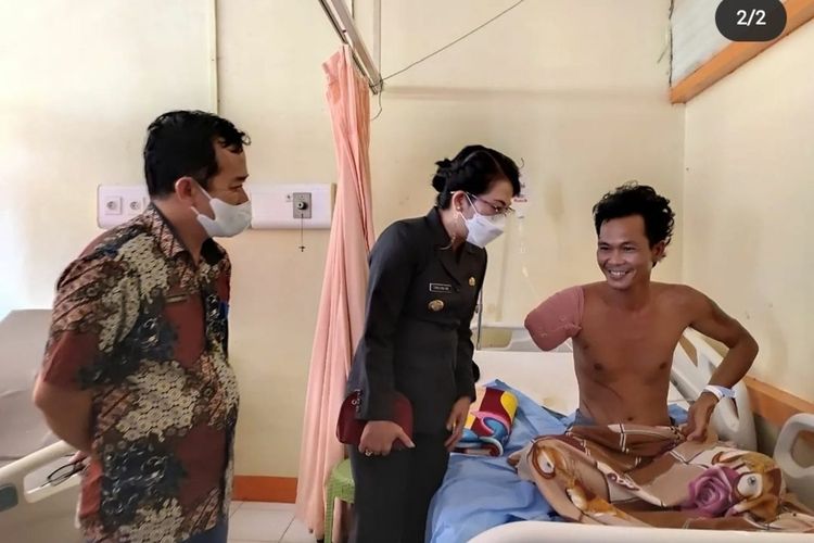 Ilham (49), warga yang mengunjungi Sinka Zoo Singkawang, Kalimantan Barat (Kalbar) diterkam buaya, Kamis (9/6/2022) siang. Kejadian tersebut mengakibatkan lengan kanan korban putus. Dia kini dirawat di RSUD Abdul Aziz Singkawang.