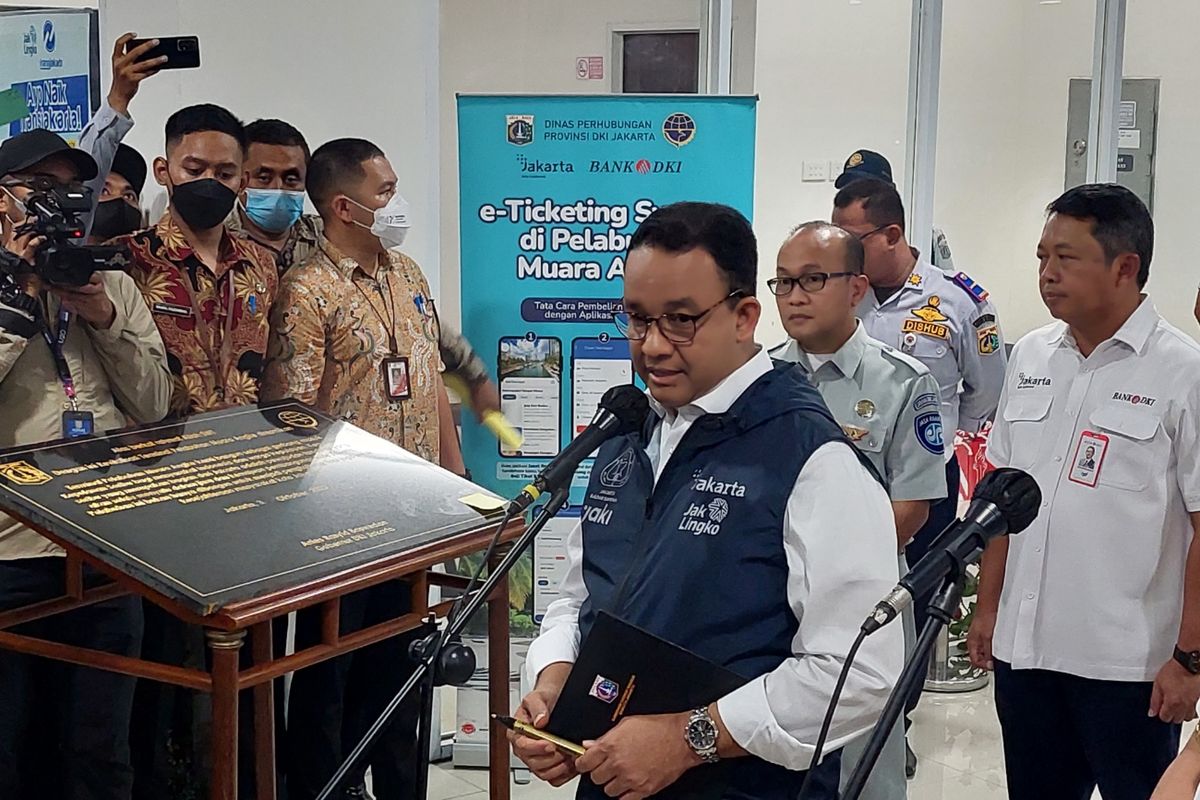 Gubernur DKI Jakarta Anies Baswedan saat meninjau Terminal Penumpang, Pelabuhan Muara Angke, Jakarta Utara, Senin (3/10/2022) sore.