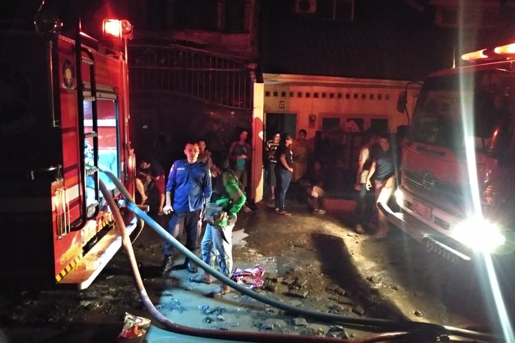 Petugas pemadam kebakaran masih berada di lokasi kebakaran di Jalan S. Parman, Gang Langgar, Kelurahan Petisah Hulu, Kecamatan Medan Baru, pada Selasa malam (1/10/2019). Banyak warga yang tak sempat menyelamatkan barang-barangnya.