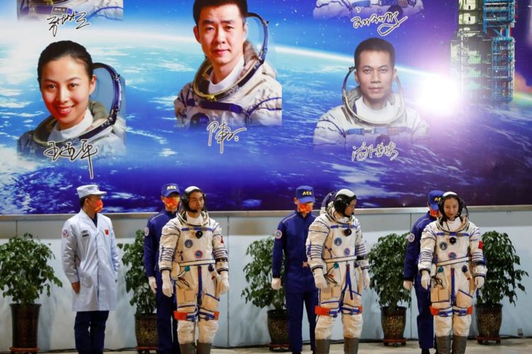 Astronot Ye Guangfu, Zhai Zhigang dan Wang Yaping dalam upacara menjelang peluncuran roket Long March-2F Y13, membawa pesawat ruang angkasa Shenzhou-13 dan mereka dalam misi awak kedua China untuk membangun stasiun ruang angkasa sendiri.
