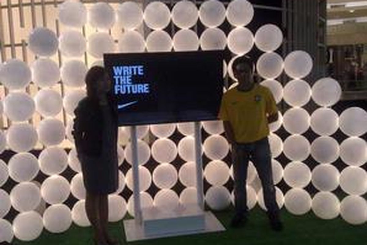 Manajer Pemasaran Nike Indonesia, Dyah Oetari (kiri), dalam pembukaan eksibisi "Write the Future", di Jakarta, Jumat (4/6/2010).