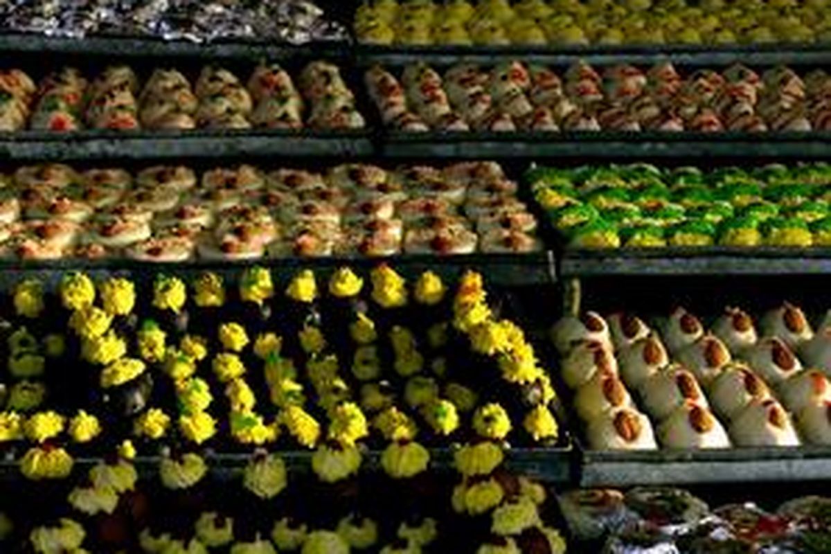 Aneka ragam manisan menyambut Diwali. 