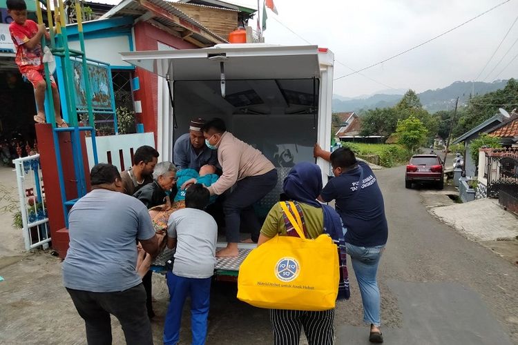 Hadirnya mobil aspirasi kampung juara (Maskara) dari Pemprov Jabar membantu warga Desa Sukamantri untuk kepentingan darurat, salah satunya untuk mengantar orang sakit ke rumah sakit hingga jemput bola untuk membayar PBB. 
