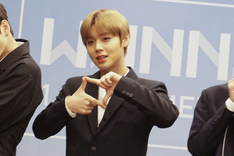 Park Jihoon dan pose imutnya (aegyo).