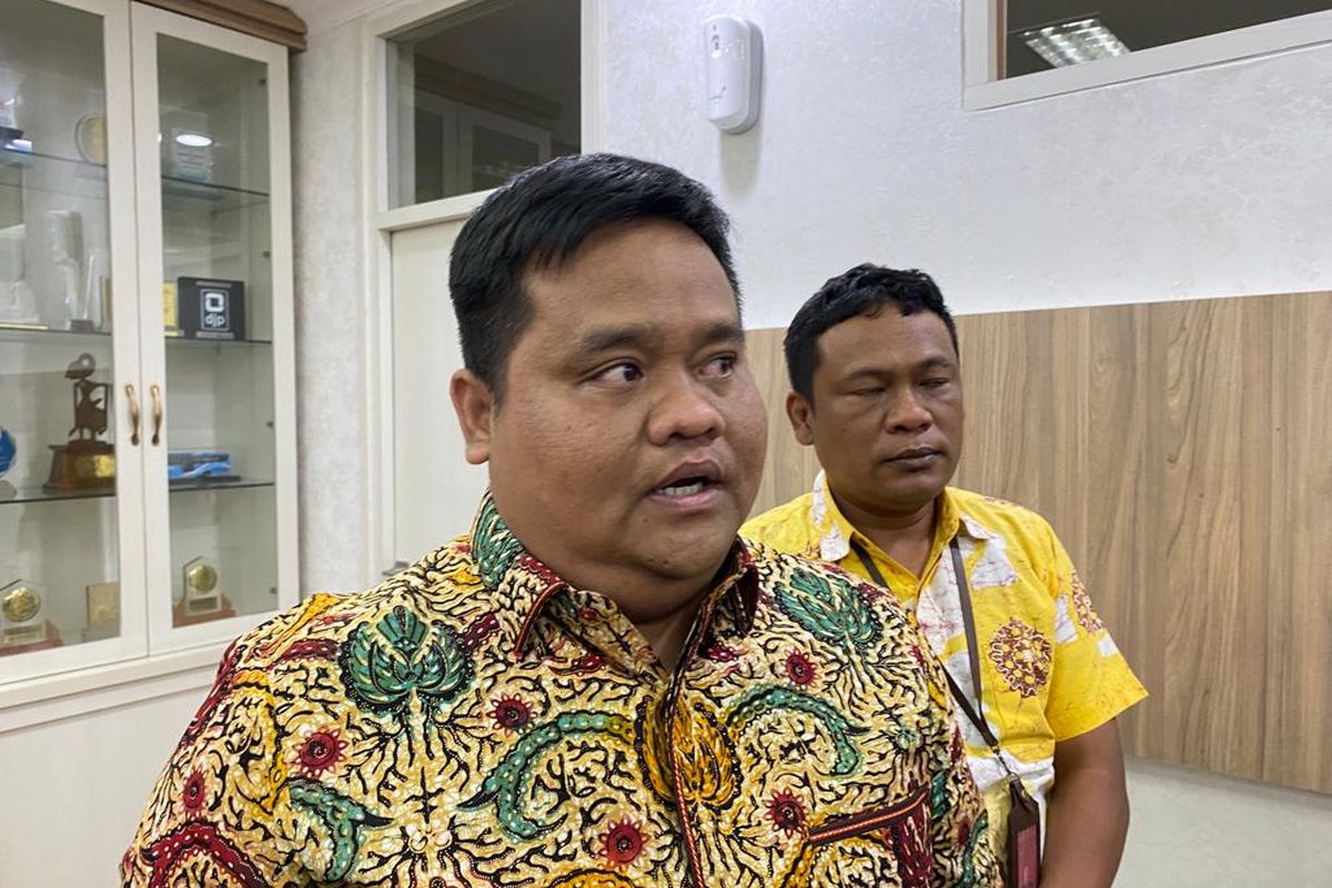 Kepala Kejari Jakarta Barat Iwan Ginting saat menjelaskan soal kasus dugaan korupsi pengadaan barang dan jasa di anak perusahaan Telkom Group, di Kantor Kejari Jakarta Barat, Jumat (28/7/2023). 