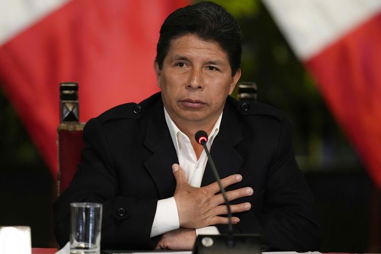 Presiden Peru Pedro Castillo memberikan keterangan dalam konferensi pers di istana kepresidenan di Lima, Peru, 11 Oktober 2022. Pada Rabu, 7 Desember 2022, Castillo menghadapi upaya pemakzulan ketiga oleh Kongres. 