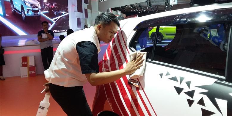 Ilustrasi petugas lap mobil di IIMS 2016.