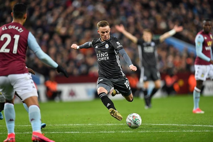 Gelandang Leicester City James Maddison saat melakukan tendangan dalam pertandingan leg kedua semifinal Piala Liga Inggris antara Aston Villa vs Leicester City di Villa Park di Birmingham, Inggris, pada 28 Januari 2020.