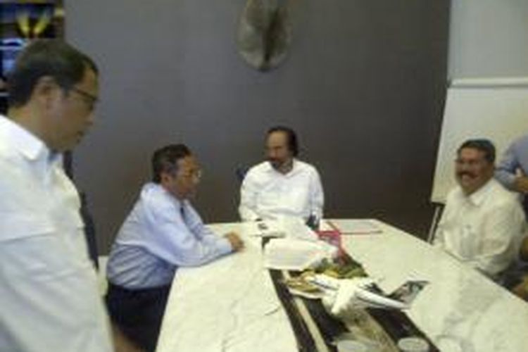 Bakal calon presiden PKB Mahfud MD bertemu Ketua Umum Partai Nasdem Surya Paloh di Kantor DPP Nasdem, Rabu (30/4/2014).